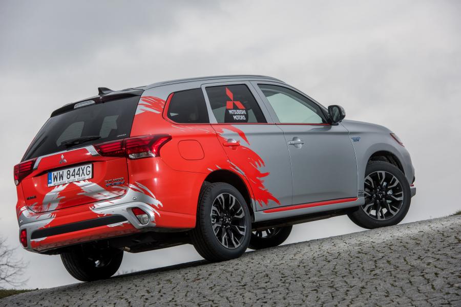  Mitsubishi Outlander PHEV Rally Style 2016 года  (фото 24 из 30)